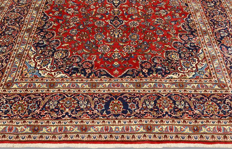 A Keshan carpet, approx. 307 x 200 cm.