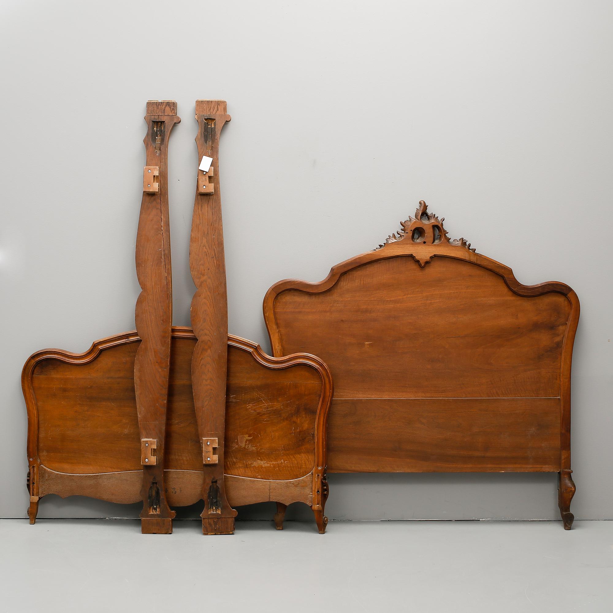 SÄNGGAVEL, 4 delar, nyrokoko, 1800/1900-tal.