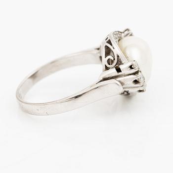 Ring 18K vitguld med pärla och runda briljantslipade diamanter.