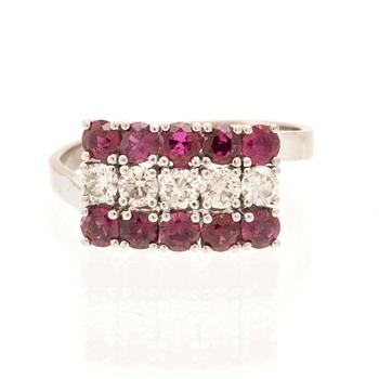 Ring in 18K white gold with round brilliant-cut diamonds and rubies.