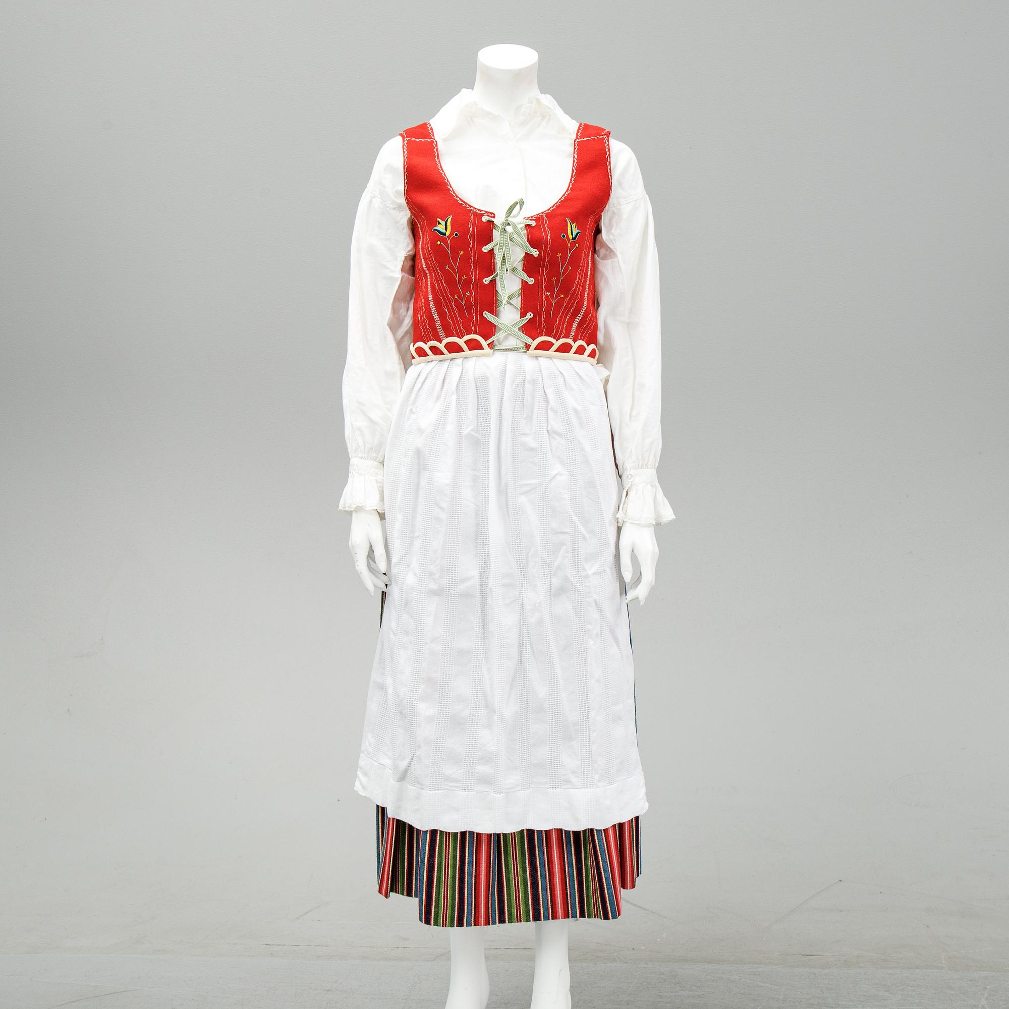 Folkdräkt, Östra Härad, 1900-talets andra hälft. Omkring storlek 38.