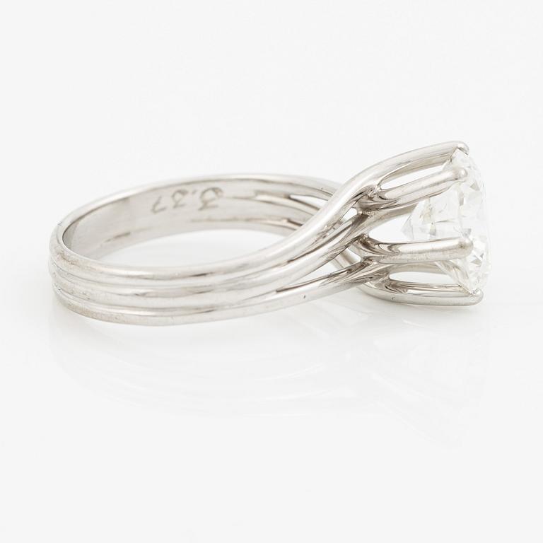 A ring in 18K white gold set with a round brilliant-cut diamond.