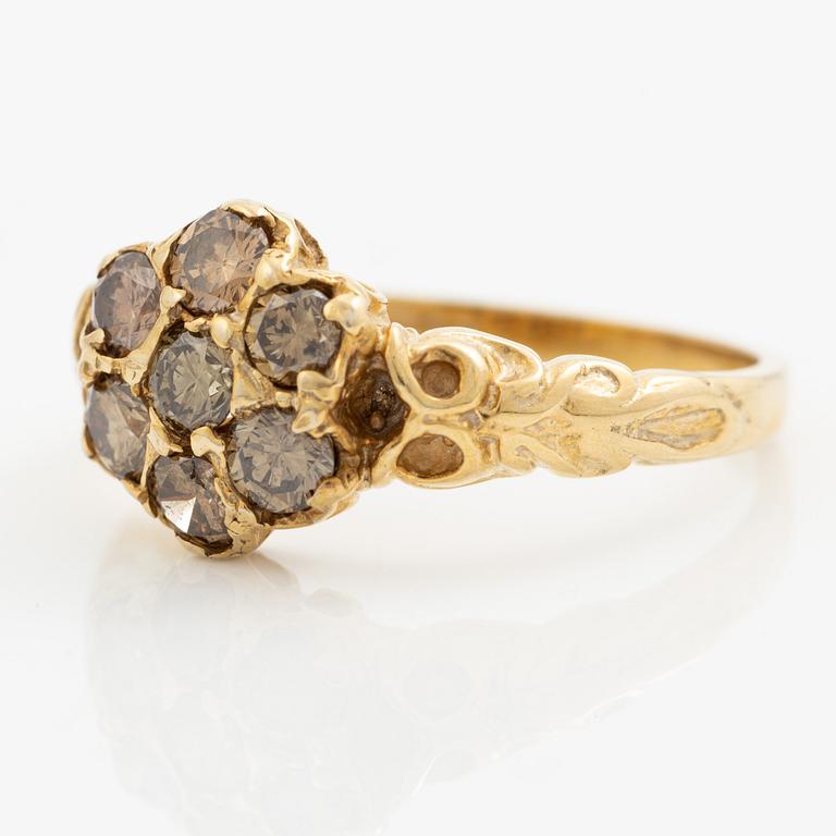 Ring, 18K gold with brown-tinted brilliant-cut diamonds.