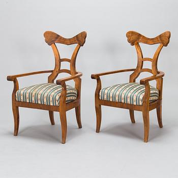 Karmstolar, biedermeier, ett par, 1820-1850.