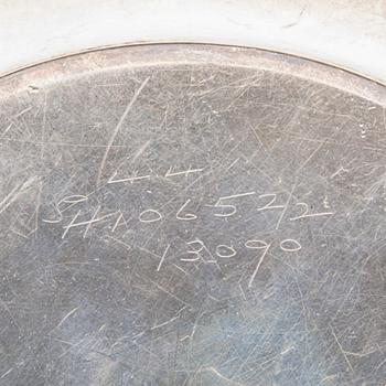 SKÅLAR, 2 st, och FAT, silver, London, bl a Carrington & Co, och Helsingfors, 1900-talets första hälft. Totalvikt 407 g.