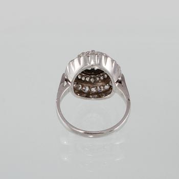 RING, 18K vitguld med fasetttslipade diamanter ca 1.50 ct samt briljantslipad diamant ca 1.35 ct. Vikt 6,7 gram.