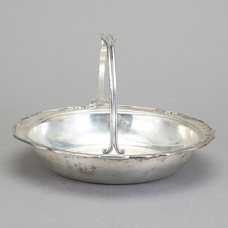 KAROTT MED HÄNKEL, silver, W.A. Bolin, Stockholm, 1934. Vikt ca 619 gram.