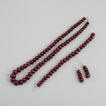 COLLIER, ARMBAND SAMT ÖRHÄNGEN, 1 par, rubiner och silver.