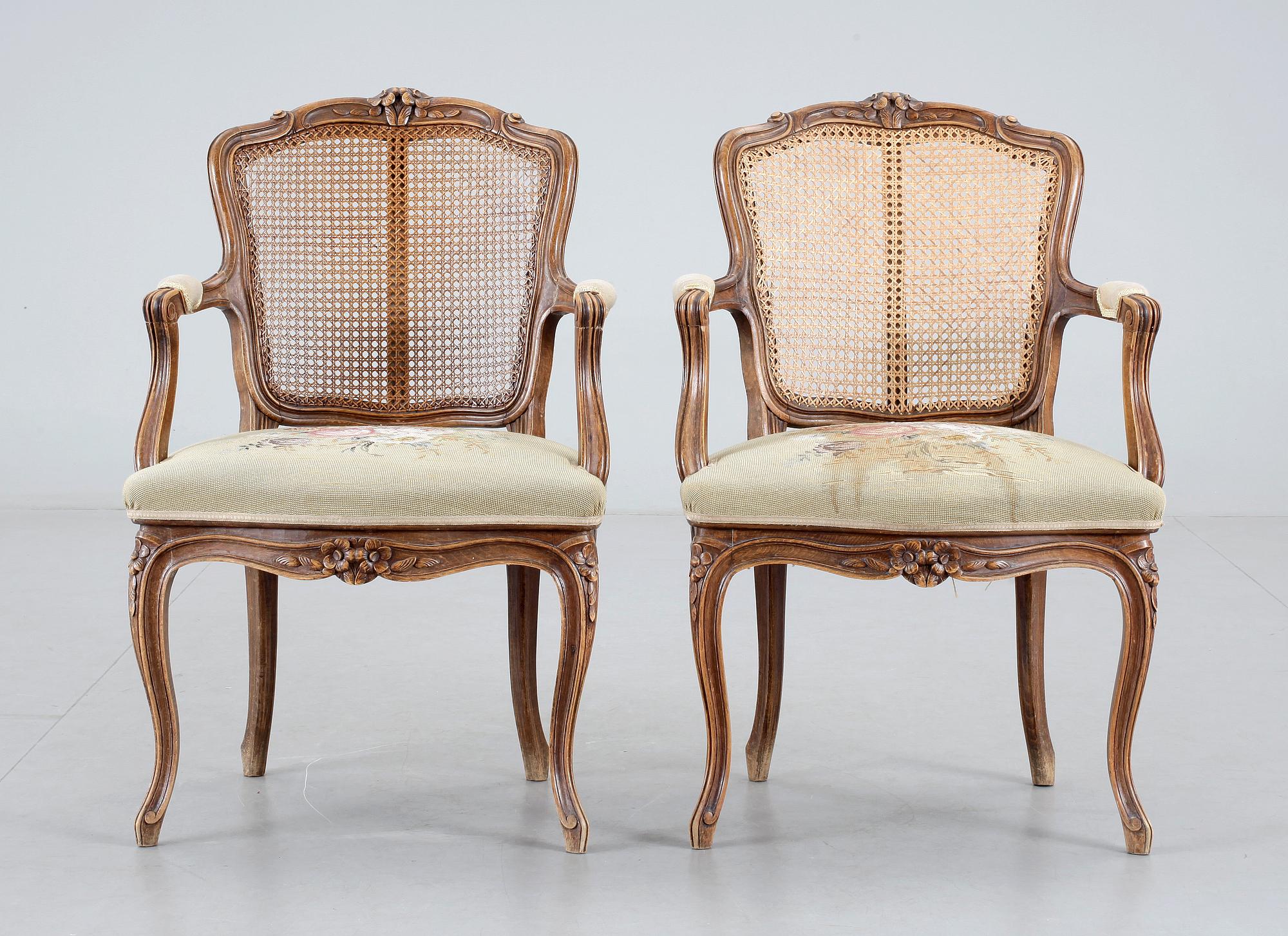 KARMSTOLAR, ett par, rokoko-stil, 1900-tal.