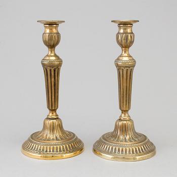 LJUSSTAKAR, ett par, brons, gustavianska, sent 1700-tal.
