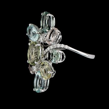 COCKTAILRING, 18K vitguld, diamanter tot ca 0.29 ct, akvamariner tot ca 8.40 ct.