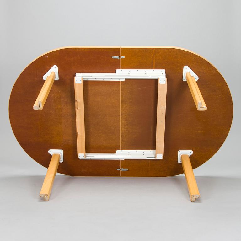 Alvar Aalto, a late 20th century 'H99' dining table for Artek.