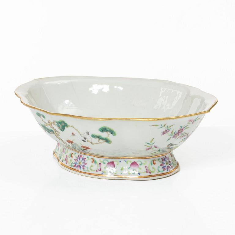 A Chinese famille rose porcelain dish, Qing dynasty, 19th century.