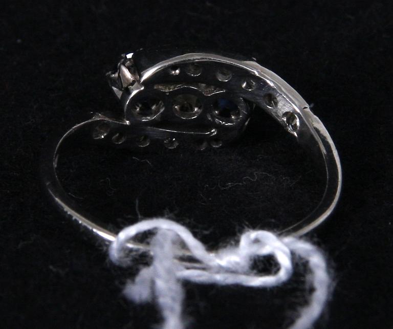 RING, 18K vitguld med briljanter och safirer, Göteborg, 1952.