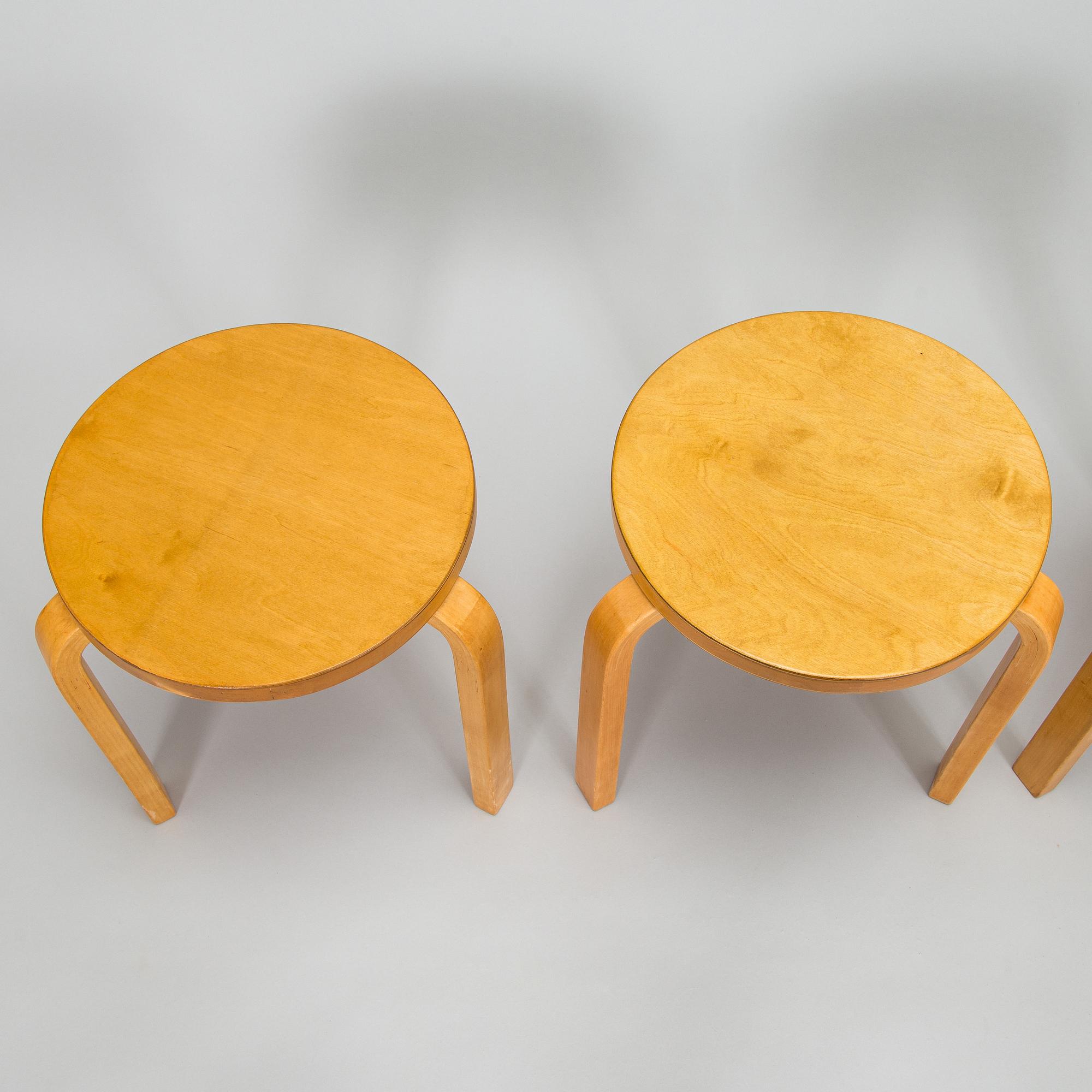 Alvar Aalto, jakkaroita, 4 kpl malli 60, O.Y. Huonekalu- ja Rakennustyötehdas A.B. 1900-luvun puoliväli.