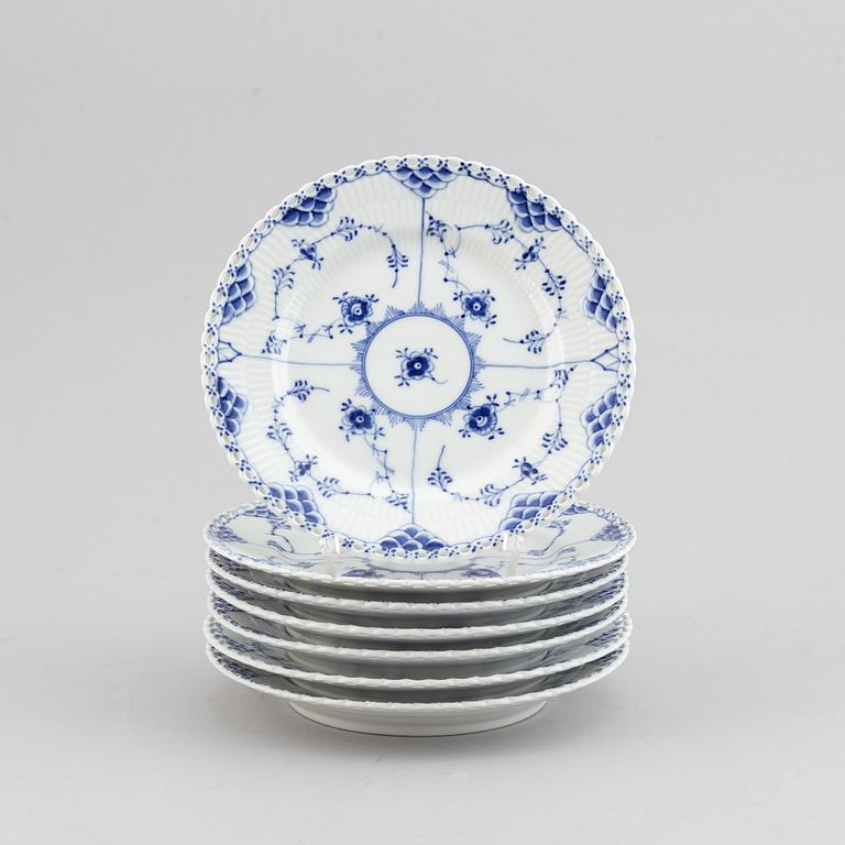 Royal Copenhagen, a porcelaine part coffee service, 'Musselmalet'. (21 pieces).