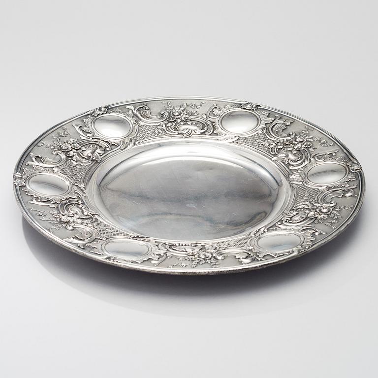 A PLATE, silver, St:Petersburg 1908-17, Ovtchinnikov, weight 1162 g.