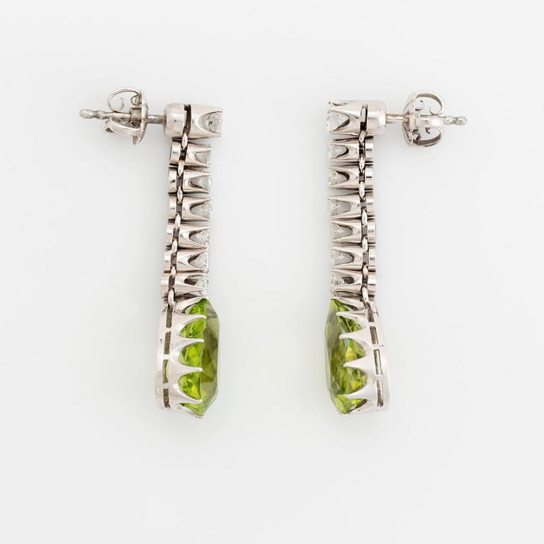 Ett par örhängen 18K vitguld med fasettslipade peridoter och runda briljantslipade diamanter.