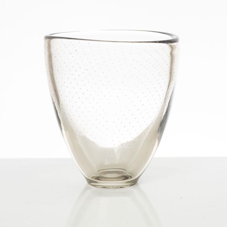 Gunnel Nyman, a glass vase, Nuutajärvi, Notsjö, Finland, 1947.