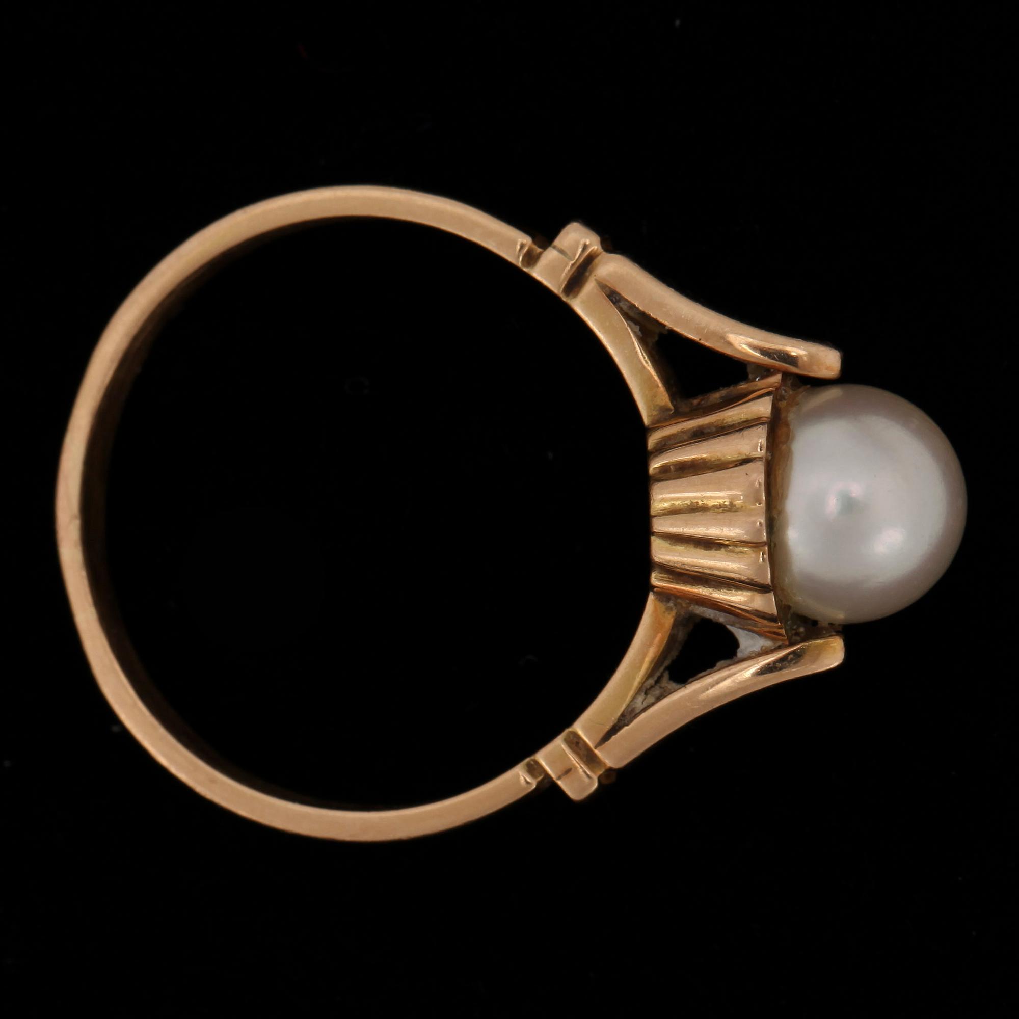 RING, 18k guld med odlad pärla. Vikt ca 5 gram.