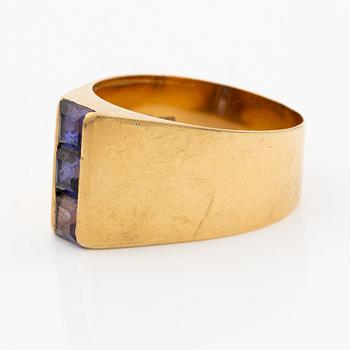 Ring 18K gold with purple stones.