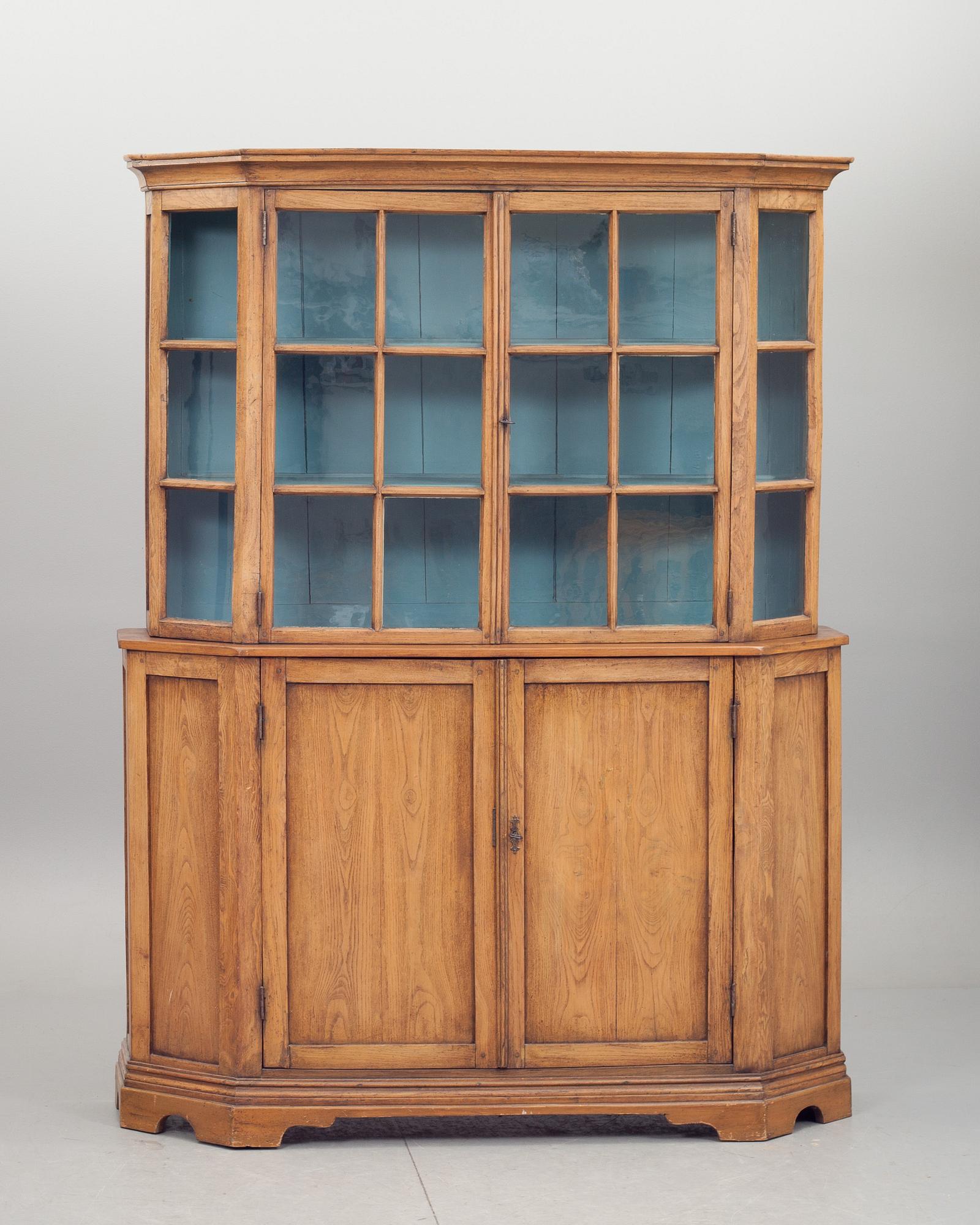 VITRINSKÅP, 1800-tal.