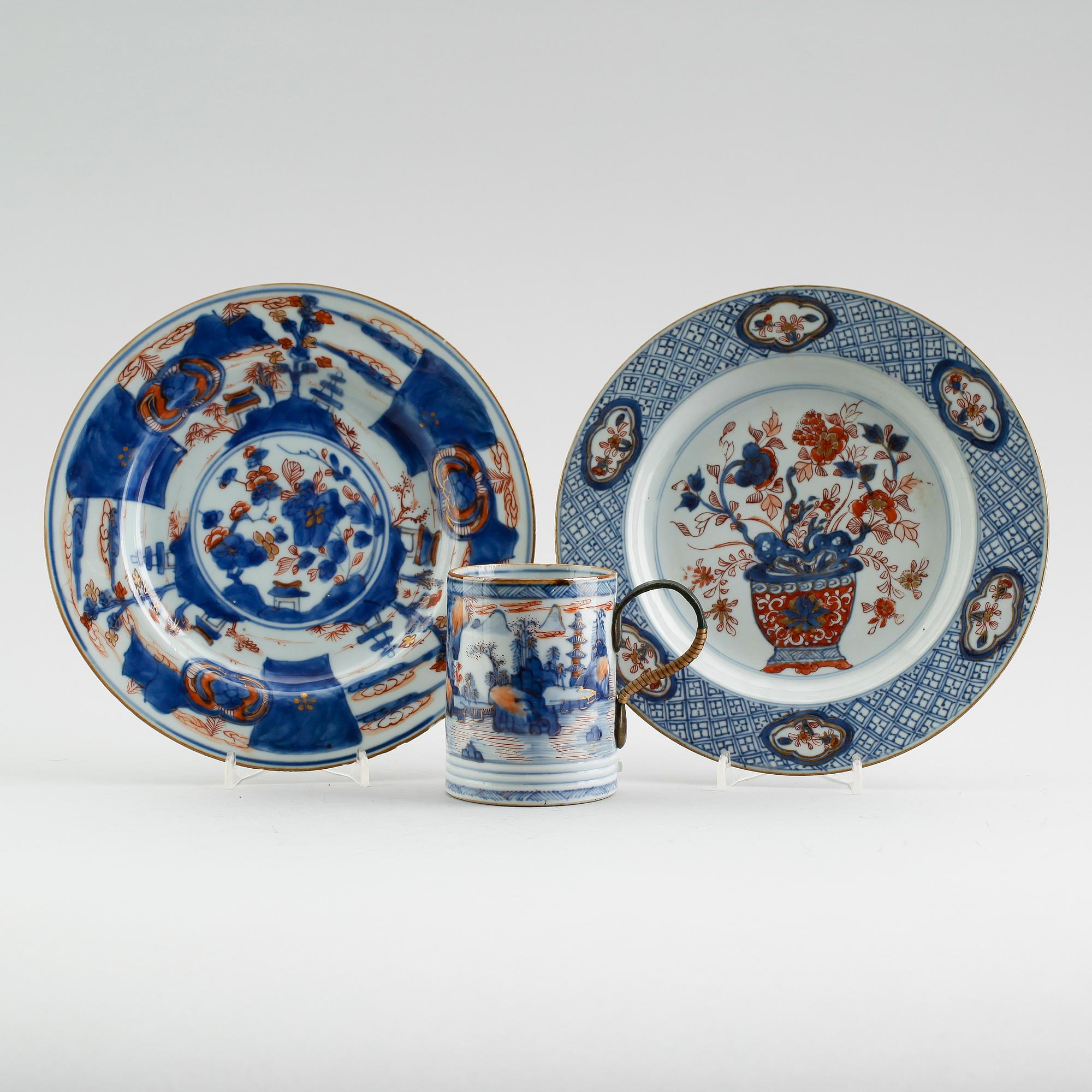 TALLRIKAR, 2 st samt MUGG, porslin, Kina, 1700-tal.