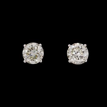 832. EARSTUDS, brilliant cut diamonds, each 1.10 cts.