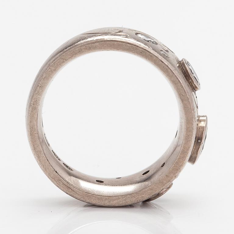 An 18K white gold ring with diamonds ca. 1.00 ct in total. Tarkkanen Oy, Helsinki 2012.