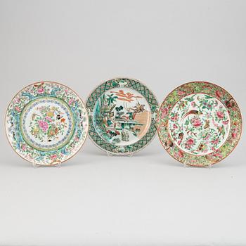 Three famille rose and famille verte plates, Qing dynasty, late 19th century.