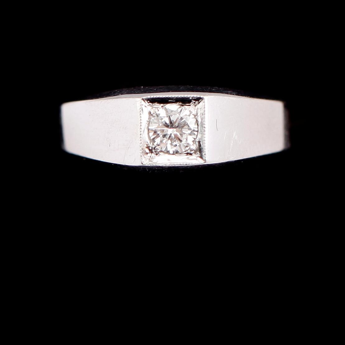 RING, 18 k vitguld, solitär briljantslipad diamant 0.24 ct. Vikt 3,6 g.