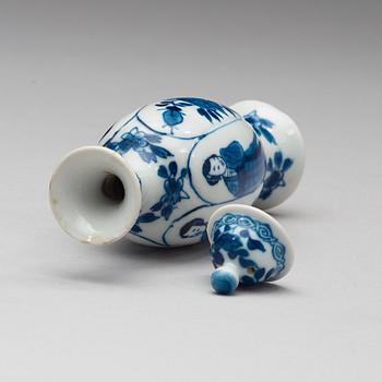 A blue and white bottle with cover, Qing dynasty, Kangxi (1662-1722).