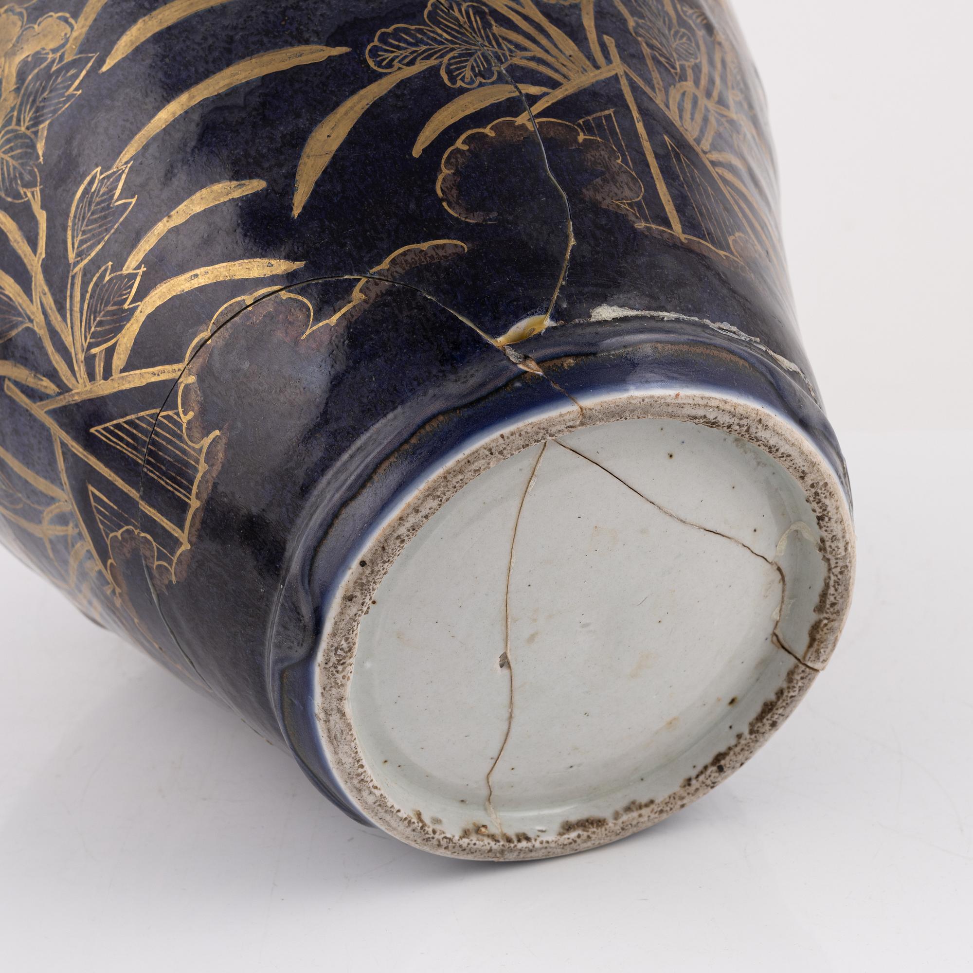 A lidded porcelain urn, genroku, Japan, 18th century.