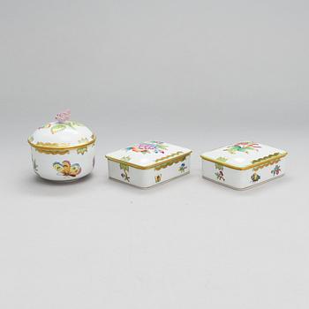 A Herend Queen Victoria VBO porcelain coffee set and two trinket boxes, totally 19 pieces, Hungary.