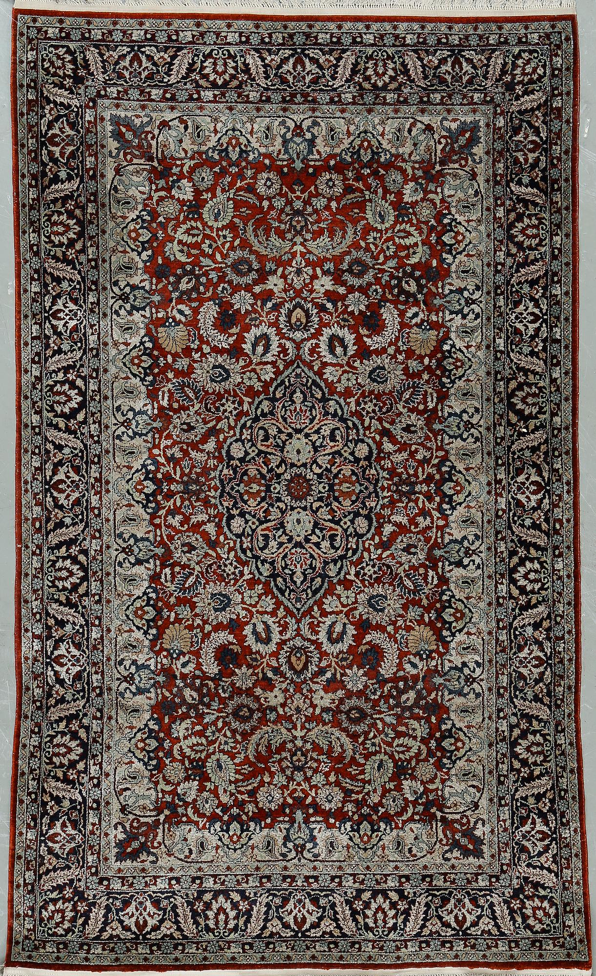 MATTA, old silke Kashmir. Ca 155,5 x 92,5 cm.