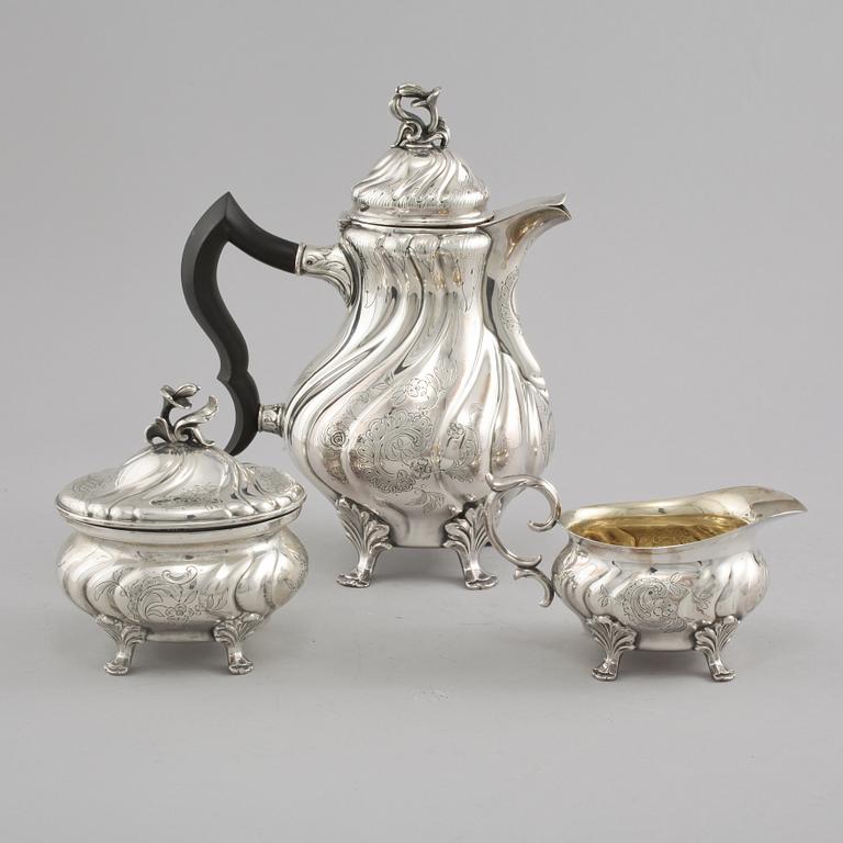 KAFFESERVIS, 3 delar, rokokostil, C.G Hallberg, Stockholm, 1947. Vikt 1305 g.
