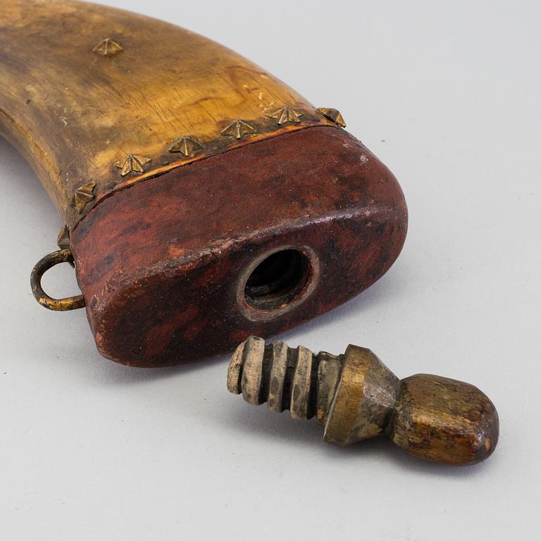 A LARGE HORN AND LEATHER POWDER HORN, 18th/19th century.