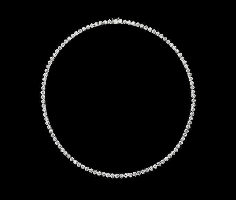 COLLIER, 108 briljantslipade diamanter, tot. 21.47 ct.