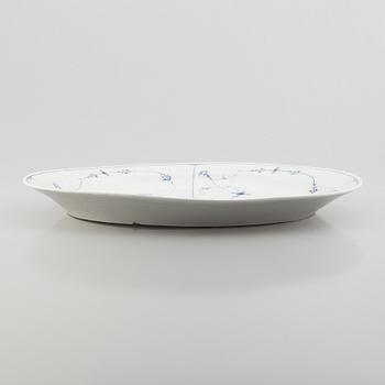 A large "Blue Fluted Plain" / "Musselmalet rifflet" serving dish, Royal Copenhagen, second part of the 19th century.