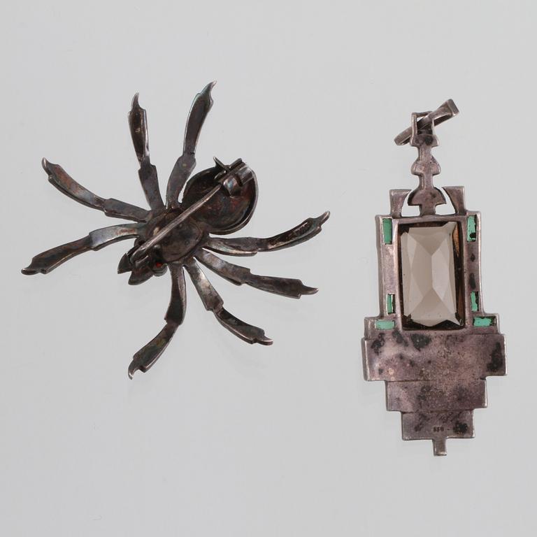 BROSCH och HÄNGE, silver med onyx, markasiter samt fasettslipat glas, delvis importstämplat. Vikt 19,1 gram.