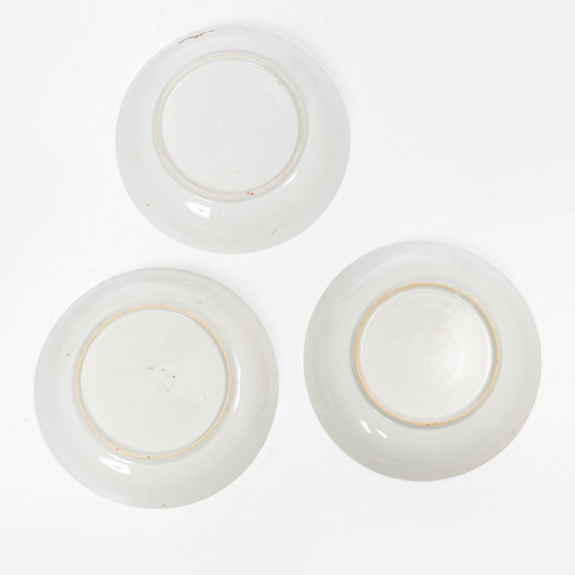 Parti, porslin samt fat i emalj på koppar, nio delar. Qingdynastin, 1700-tal.