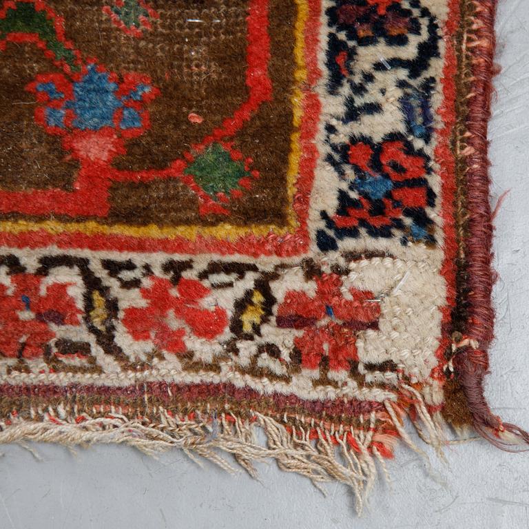 Matto, A runner, an antique West Persian/Northwest Persian, ca 417,5-425 x 101-107 cm.