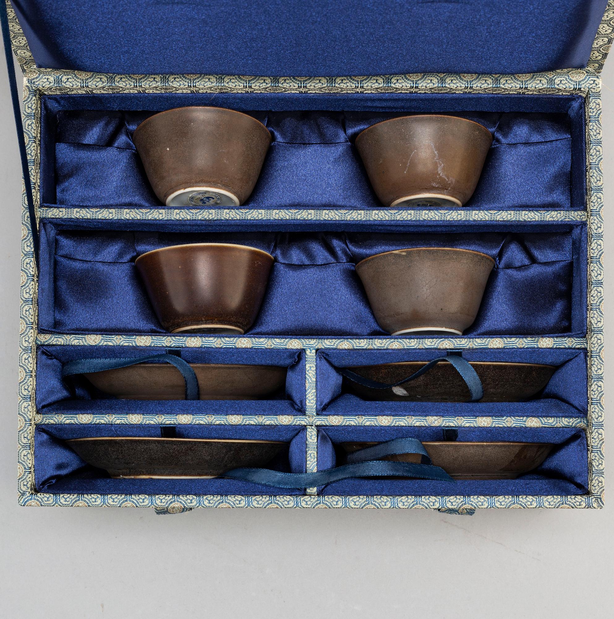 KOPPAR MED FAT, set om fyra stycken, porslin. Qingdynastin, Kangxi (1662-1722).