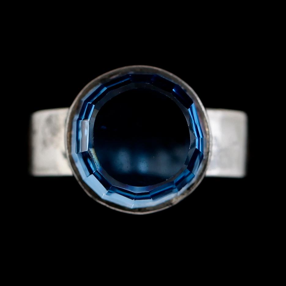 RING, silver och fasettslipad sten, 1900-talets andra hälft. Total vikt ca 7 g.