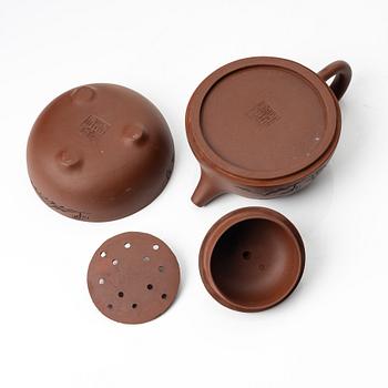 Wu Quan Xiang, A Chinese yixing teapot and a bowl with sieve and four cups, 1980s.
