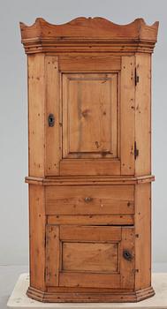 HÖRNSKÅP, allmoge, 1800-tal.