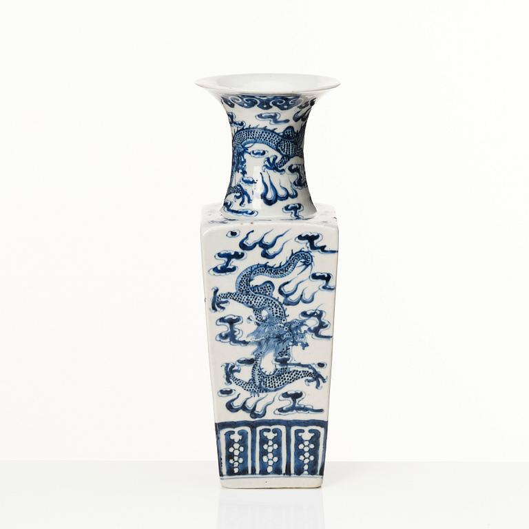 A blue and white vase, Qing dynasty, 19th century.