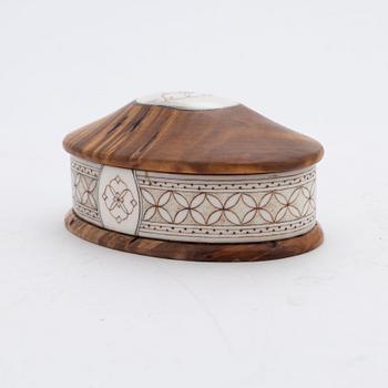 A box with lid by Bertil Fällman, Reindeer horn and birch, signed.