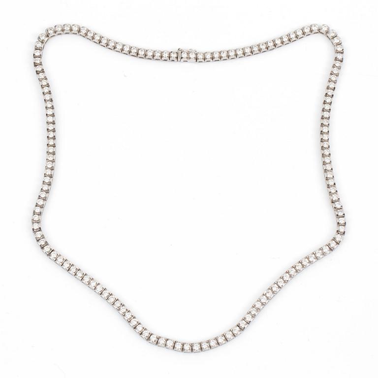 COLLIER med briljantslipade diamanter.