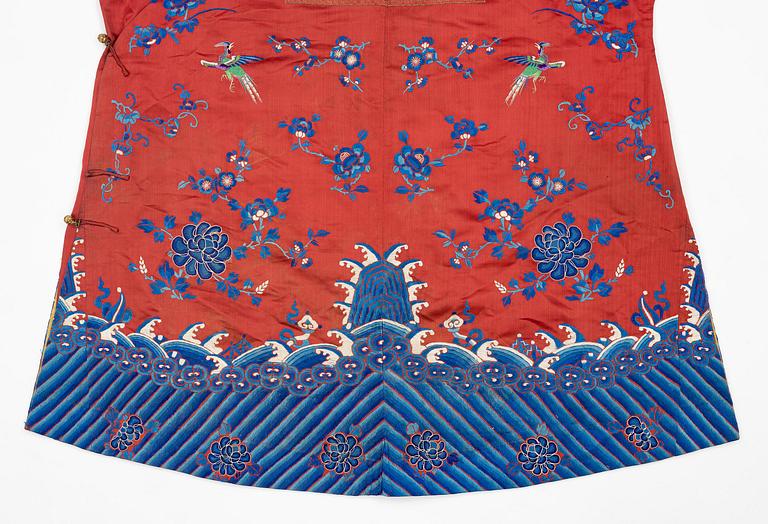 A Chinese semi-formal embroidered silk robe, late Qing dynasty, circa 1900.